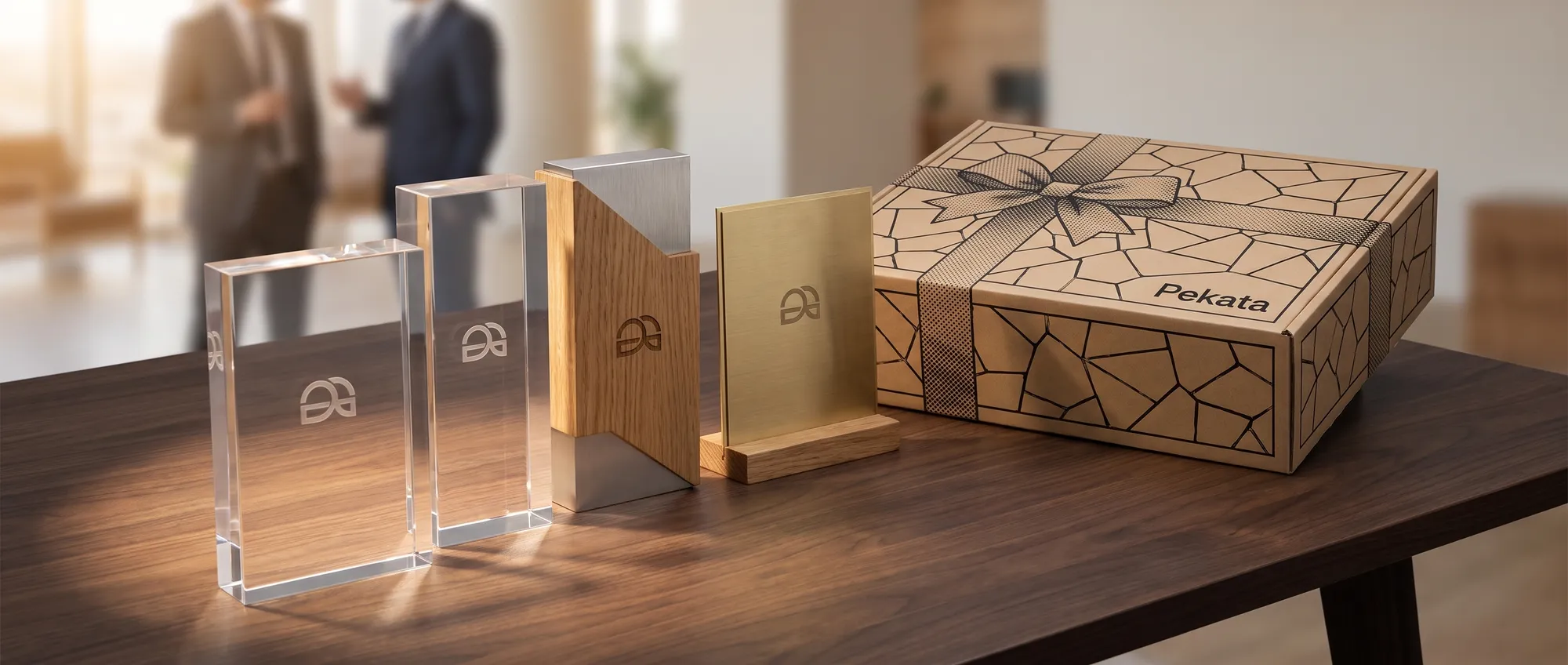 Trofee personalizate pentru companii din metacrilat și cristal gravate cu logo-ul unei companii